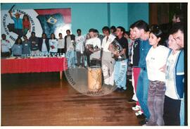 Comemoração da aprovação do Curso Normal do ITERRA (Rio Grande do Sul, ago. 2001) [fotografia] / Fotógrafo(a) : Leticia Barqueta. -- Ref.: BR-SPMST_MST-SN-CIN_AMP_000882-006172-EDU.