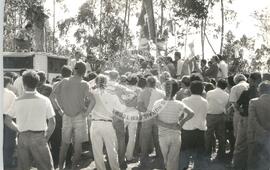 Assentamento do MST [sem identificação] (Ronda Alta-RS, set. 1989) [fotografia] / Fotógrafo(a) : Claudemir Bitencourt ; Arquivo MST. -- Ref.: BR-SPMST_MST-SN-CIN_AMP_000176-001261-ASS.
