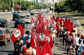 Entrega do resultado do plesbicito da ALCA atividades nacionais conjuntas (Distrito Federal (Brasil), 16 set. 2001) [fotografia] / Fotógrafo(a) : Gildo Aguiar. -- Ref.: BR-SPMST_MST-SN-CIN_AMP_000587-003366-AMT.