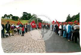 Inauguração do Monumento em homenagem a Antônio Tavares Pereira (Curitiba-PR, 01 mai. 2001) [fotografia] / Fotógrafo(a) : Douglas Mansur. -- Ref.: BR-SPMST_MST-SN-CIN_AMP_001027-008109-ELF.