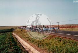 Caminhada do Pontal do Paranapanema (Presidente Prudente-SP, 24 jul. 1993) [fotografia] / Fotógrafo(a) : Bernardo Fernandes ; André Telles. -- Ref.: BR-SPMST_MST-SN-CIN_AMP_001429-011624-MAC.