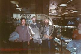 Viagem de Joelson, Ênio e João Pedro (Ásia, 1996) [fotografia] / Fotógrafo(a) : Lito Ocampo. -- Ref.: BR-SPMST_MST-SN-CIN_AMP_001137-009467-RIT.