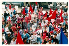 Inauguração do Monumento em homenagem a Antônio Tavares Pereira (Curitiba-PR, 01 mai. 2001) [fotografia] / Fotógrafo(a) : Douglas Mansur. -- Ref.: BR-SPMST_MST-SN-CIN_AMP_001027-008085-ELF.