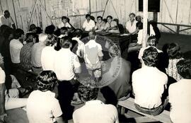 Visita de Deputados à Fazenda Bom Retiro (Palmeiras das Missões-RS, nov. 1984) [fotografia] / Fotógrafo(a) : Arquivo MST. -- Ref.: BR-SPMST_MST-SN-CIN_AMP_000659-003689-ARV.