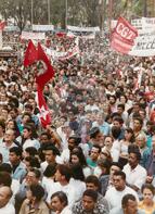 Manifestação pró Impechment - UNE E CUT (São Paulo (Estado), 25 ago. 1992) [fotografia] / Fotógrafo(a) : Juan Pezzeto. -- Ref.: BR-SPMST_MST-SN-CIN_AMP_000384-002050-AMT.