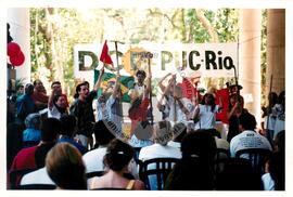 Semana Nacional de Cultura Brasileira e Reforma Agrária (Rio de Janeiro-RJ, 18 mar. 2002) [fotografia] / Fotógrafo(a) : Luciney Martins. -- Ref.: BR-SPMST_MST-SN-CIN_AMP_001821-013661-NDT.