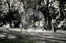 Acampamento do MST [sem identificação] (São Miguel das Missões-RS, jul. 1992) [fotografia] / Fotógrafo(a) : Debora Lerrer ; Claudemir. -- Ref.: BR-SPMST_MST-SN-CIN_AMP_000088-000689-ACP.