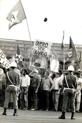 Manifestação em frente a Embaixada dos EUA (Distrito Federal (Brasil), out. 1987) [fotografia] / Fotógrafo(a) : Douglas Mansur. -- Ref.: BR-SPMST_MST-SN-CIN_AMP_000568-003197-AMT.