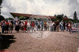 Manifestação na Embaixada da Indonésia pró Timor Leste (Brasília-DF, 10 dez. 1996) [fotografia] / Fotógrafo(a) : Arquivo MST. -- Ref.: BR-SPMST_MST-SN-CIN_AMP_001133-009362-RIT.