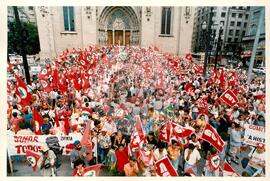 Mobilização (São Paulo-SP, 17 abr. 1988) [fotografia] / Fotógrafo(a) : Douglas Mansur. -- Ref.: BR-SPMST_MST-SN-CIN_AMP_000372-001789-AMT.