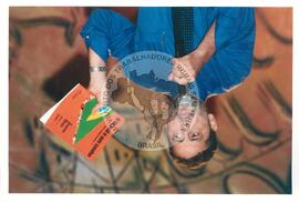 Semana Nacional da Cultura Brasileira e Reforma Agrária [com presença de] Fernando Pelegrino (Rio de Janeiro-RJ, 18 mar. 2002) [fotografia] / Fotógrafo(a) : João Laet ; Luciney Martins. -- Ref.: BR-SPMST_MST-SN-CIN_AMP_001523-011978-PER.