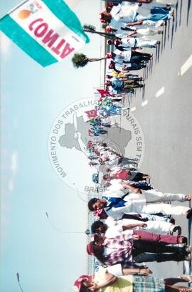 Mobilização em Brasília durante a Jornada Nacional "Acampamento Nacional Eldorado dos Carajás" (Brasília-DF, 03 set. 2001) [fotografia] / Fotógrafo(a) : Gildo Aguiar. -- Ref.: BR-SPMST_MST-SN-CIN_AMP_001918-014402-SJM.