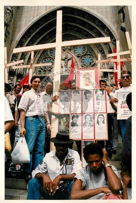Mobilização (São Paulo-SP, 17 abr. 1988) [fotografia] / Fotógrafo(a) : Douglas Mansur. -- Ref.: BR-SPMST_MST-SN-CIN_AMP_000372-001830-AMT.