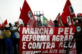 Entrega do resultado do plesbicito da ALCA atividades nacionais conjuntas (Distrito Federal (Brasil), 16 set. 2001) [fotografia] / Fotógrafo(a) : Gildo Aguiar. -- Ref.: BR-SPMST_MST-SN-CIN_AMP_000587-003360-AMT.