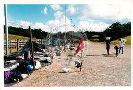 Acampamento "Parque Tropeiro" do MST (Curitiba-PR, 02 mai. 2001) [fotografia] / Fotógrafo(a) : Douglas Mansur. -- Ref.: BR-SPMST_MST-SN-CIN_AMP_000075-000609-ACP.