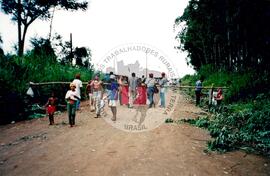 Acampamento " Nova Canudos- Fazenda Engenheiro D'Agua" do MST (Porto Feliz-SP, fev. 1999) [fotografia] / Fotógrafo(a) : Douglas Mansur. -- Ref.: BR-SPMST_MST-SN-CIN_AMP_000046-000249-ACP.