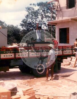 Reconstrução da sede do STR (Santarém-PA, 1985) [fotografia] / Fotógrafo(a) : [sem autoria]. -- Ref.: BR-SPMST_MST-SN-CIN_AMP_000737-004846-CSS.