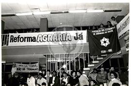 Vígiila pela Reforma Agrária no Sindicato dos Metalúrgicos (São Bernardo do Campo-SP, 25 abr. 1992) [fotografia] / Fotógrafo(a) : Douglas Mansur. -- Ref.: BR-SPMST_MST-SN-CIN_AMP_000383-002039-AMT.