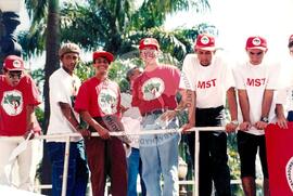 Chegada da Marcha Nacional à Brasília (Brasília-DF, fev. 1997) [fotografia] / Fotógrafo(a) : Douglas Mansur ; Paulo P. Lima. -- Ref.: BR-SPMST_MST-SN-CIN_AMP_001397-011040-MAC.