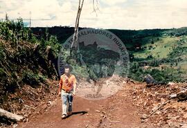 Assentamento "25 de Maio" do MST (Ponte Serrada-SC, fev. 1988) [fotografia] / Fotógrafo(a) : Arquivo MST. -- Ref.: BR-SPMST_MST-SN-CIN_AMP_000191-001374-ASS.