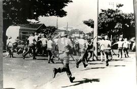 Repressão da polícia em Guariba-SP/Greve dos bóias frias (Guariba-SP, jan. 1985) [fotografia] / Fotógrafo(a) : Arquivo MST ; Tarcísio Geraldo Faria. -- Ref.: BR-SPMST_MST-SN-CIN_AMP_001766-012891-VPP.