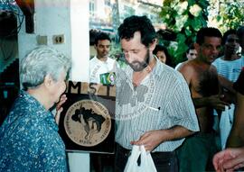 Partida de futebol entre o time do MST e do Chico Buarque (Rio de Janeiro (Estado), mar. 2000) [fotografia] / Fotógrafo(a) : Maysa Mendonça. -- Ref.: BR-SPMST_MST-SN-CIN_AMP_000805-005232-CUL.