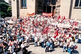 Chegada da Marcha Nacional à Brasília (Brasília-DF, fev. 1997) [fotografia] / Fotógrafo(a) : Douglas Mansur ; Paulo P. Lima. -- Ref.: BR-SPMST_MST-SN-CIN_AMP_001397-011017-MAC.