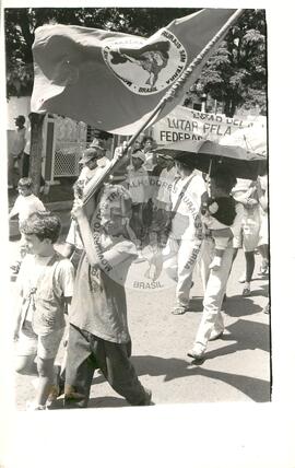 Passeata dos Sem Terra de Tremembé pela Educação no Vale do Paraíba (São Paulo (Estado), mar. 1994) [fotografia] / Fotógrafo(a) : Sem Identificação. -- Ref.: BR-SPMST_MST-SN-CIN_AMP_000387-002127-AMT.