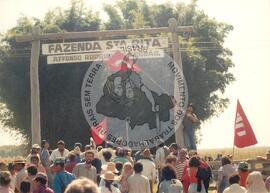Caminhada do Pontal do Paranapanema (Presidente Prudente-SP, 24 jul. 1993) [fotografia] / Fotógrafo(a) : Bernardo Fernandes ; André Telles. -- Ref.: BR-SPMST_MST-SN-CIN_AMP_001429-011611-MAC.
