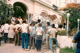 Manifestação de posseiros frente a regional do INCRA (Recife-PE, 10 mar. 1986) [fotografia] / Fotógrafo(a) : Ana Paulila Aguiar. -- Ref.: BR-SPMST_MST-SN-CIN_AMP_000543-003055-AMT.