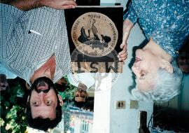 Egídio Bruneto e a mãe de Chico Buarque (Brasil, jul. 2000) [fotografia] / Fotógrafo(a) : Arquivo MST. -- Ref.: BR-SPMST_MST-SN-CIN_AMP_001508-011942-PER.