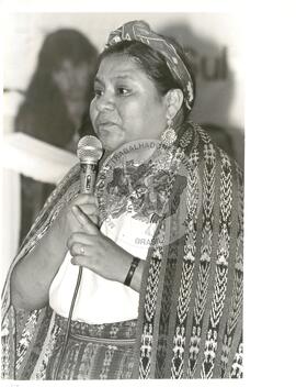 Rigoberta Menchu [Prêmio Nobel da Paz] (Mato Grosso do Sul, [sem data]) [fotografia] / Fotógrafo(a) : Arquivo MST. -- Ref.: BR-SPMST_MST-SN-CIN_AMP_001690-012678-PER.