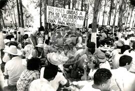 Romaria da Terra (Paraná, 27 jul. 1988) [fotografia] / Fotógrafo(a) : Douglas Mansur. -- Ref.: BR-SPMST_MST-SN-CIN_AMP_001969-015062-SPR.