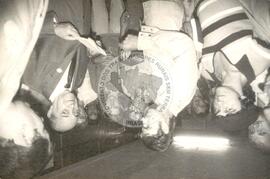 Congresso Nacional do MST, convite a Tancredo Neves [candidato à Presidente da República, Aliança Democrática] (Mato Grosso do Sul, 02 out. 1984) [fotografia] / Fotógrafo(a) : Arquivo MST. -- Ref.: BR-SPMST_MST-SN-CIN_AMP_001706-012731-PER.