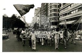 Caminhada dos Sem Terras de Promissão (Promissão-SP, 27 set. 1988) [fotografia] / Fotógrafo(a) : Douglas Mansur. -- Ref.: BR-SPMST_MST-SN-CIN_AMP_001421-011464-MAC.