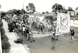 Caminhada Dourados a Campo Grande (Mato Grosso do Sul, 1993) [fotografia] / Fotógrafo(a) : Douglas Mansur. -- Ref.: BR-SPMST_MST-SN-CIN_AMP_001413-011434-MAC.