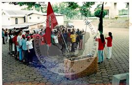 Trabalho Voluntário no Encontro Nacional de Militante da Comunicação do MST no Centro de Formação Dom Helder Câmara (Ribeirão Preto-SP, 02 dez. 2002) [fotografia] / Fotógrafo(a) : Leticia Barqueta. -- Ref.: BR-SPMST_MST-SN-CIN_AMP_000952-007557-ENC.