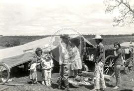 Acampamento do MST [sem identificação] (Papanduva-SC, 1985) [fotografia] / Fotógrafo(a) : Cerlos Ruggi. -- Ref.: BR-SPMST_MST-SN-CIN_AMP_000102-000729-ACP.