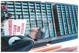 Manifestação contra a ALCA e o Imperialismo (São Paulo (Estado), jul. 2001) [fotografia] / Fotógrafo(a) : Leticia Barqueta. -- Ref.: BR-SPMST_MST-SN-CIN_AMP_000397-002226-AMT.