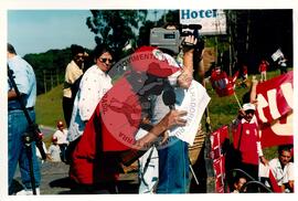 Inauguração do Monumento em homenagem a Antônio Tavares Pereira (Curitiba-PR, 01 mai. 2001) [fotografia] / Fotógrafo(a) : Douglas Mansur. -- Ref.: BR-SPMST_MST-SN-CIN_AMP_001027-008076-ELF.