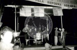 Acampamento do MST [sem identificação] (São Miguel das Missões-RS, jul. 1992) [fotografia] / Fotógrafo(a) : Debora Lerrer ; Claudemir. -- Ref.: BR-SPMST_MST-SN-CIN_AMP_000088-000700-ACP.