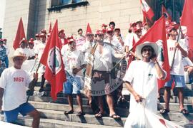 Chegada da Marcha Nacional à Brasília (Brasília-DF, fev. 1997) [fotografia] / Fotógrafo(a) : Douglas Mansur ; Paulo P. Lima. -- Ref.: BR-SPMST_MST-SN-CIN_AMP_001397-011039-MAC.