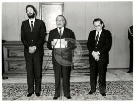 Posse de Dante de Oliveira no Ministerio da Reforma e Desenvolvimento Agrário (Distrito Federal (Brasil), 29 mai. 1985) [fotografia] / Fotógrafo(a) : Leandro Abreu. -- Ref.: BR-SPMST_MST-SN-CIN_AMP_000645-003658-ARV.