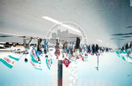 Mobilização em Brasília durante a Jornada Nacional "Acampamento Nacional Eldorado dos Carajás" (Brasília-DF, 03 set. 2001) [fotografia] / Fotógrafo(a) : Gildo Aguiar. -- Ref.: BR-SPMST_MST-SN-CIN_AMP_001918-014400-SJM.