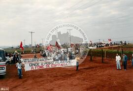 Caminhada do Pontal do Paranapanema (Presidente Prudente-SP, 24 jul. 1993) [fotografia] / Fotógrafo(a) : Bernardo Fernandes ; André Telles. -- Ref.: BR-SPMST_MST-SN-CIN_AMP_001429-011618-MAC.