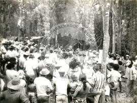 Ocupação de 2.700 famílias (Campo Erê-SC, 30 nov. 1987) [fotografia] / Fotógrafo(a) : Arquivo MST. -- Ref.: BR-SPMST_MST-SN-CIN_AMP_001828-013912-OCU.
