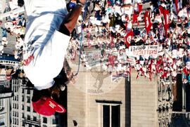 Chegada da Marcha Nacional à Brasília (Brasília-DF, fev. 1997) [fotografia] / Fotógrafo(a) : Douglas Mansur ; Paulo P. Lima. -- Ref.: BR-SPMST_MST-SN-CIN_AMP_001397-011060-MAC.
