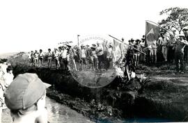 Protesto contra a violência da PM na "Fazenda Annoni" (Rio Grande do Sul, 02 out. 1986) [fotografia] / Fotógrafo(a) : Karine Emerich. -- Ref.: BR-SPMST_MST-SN-CIN_AMP_000452-002601-AMT.