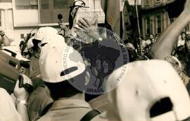 Manifestação em frente ao Palácio da Justiça (Porto Alegre-RS, 1992) [fotografia] / Fotógrafo(a) : Débora Lerrer. -- Ref.: BR-SPMST_MST-SN-CIN_AMP_000462-002698-AMT.