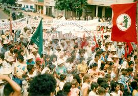 Passeata contra o despejo de Santa Lúcia (Baitaporã-MS, out. 1989) [fotografia] / Fotógrafo(a) : Dorcelina Folador. -- Ref.: BR-SPMST_MST-SN-CIN_AMP_000600-003442-AMT.